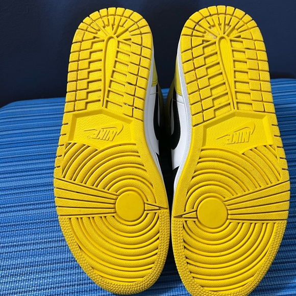 Air Jordan 1 Mid SE Yellow Toe Black Shoes MENS - Picture 6 of 6